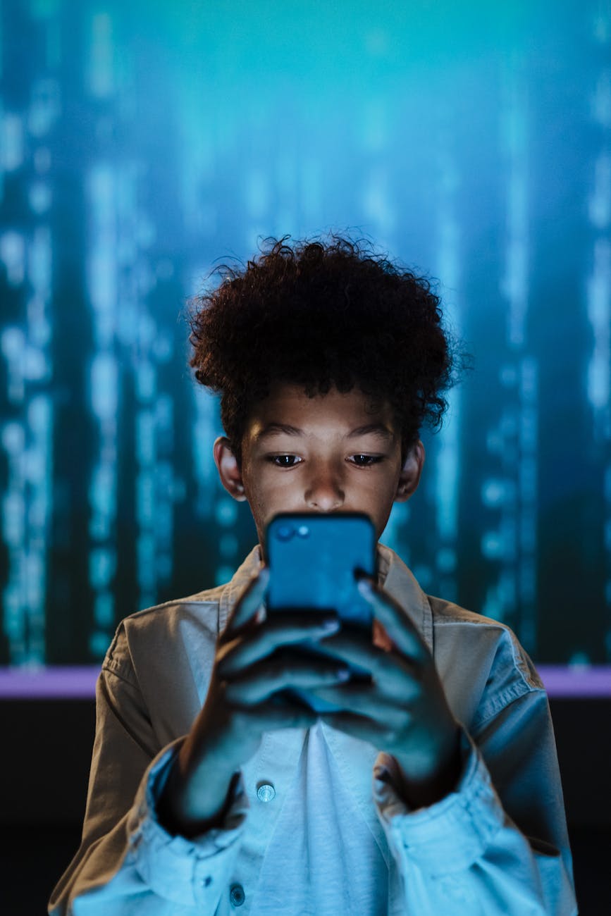 De stille greep van het scherm – hoe online beïnvloeding werkt en wat je kunt doen